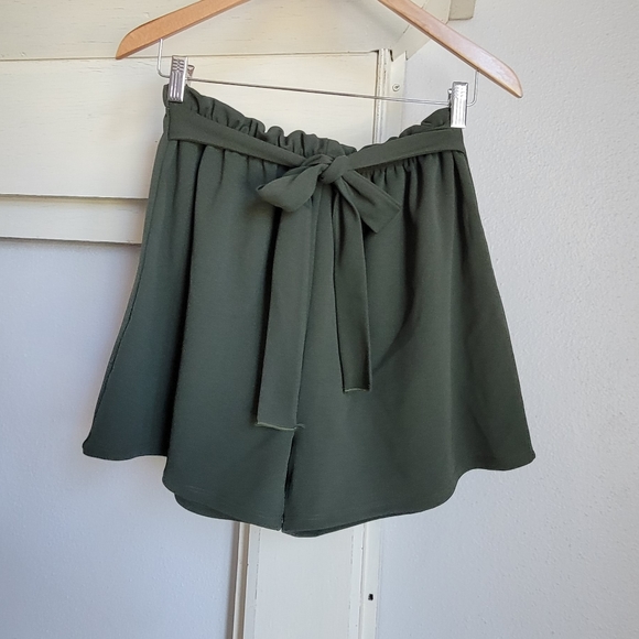 NWT AUTUMN SUNSET Olive Green Highwasted Paper Bag Shorts - Picture 3 of 11